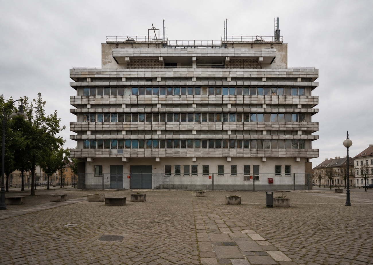 Telekomzentrale vor dem Umbau — brutalistischer Bestand